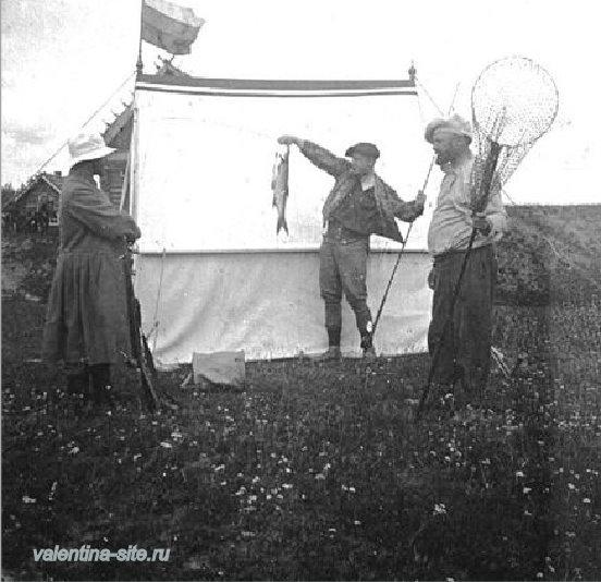 Ф.И.Шаляпин с пойманной им рыбой. 1900-е