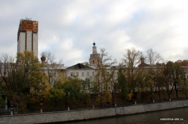 Андреевский монастырь и здание Президиума Академии наук РФ