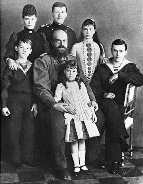 Император Александр III в кругу семьи.