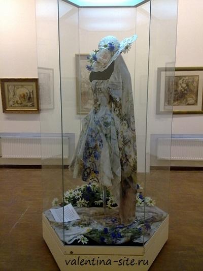 Цветы, написанные Аллой Беляковой, органично легли на шелк, создав самостоятельное художественное произведение