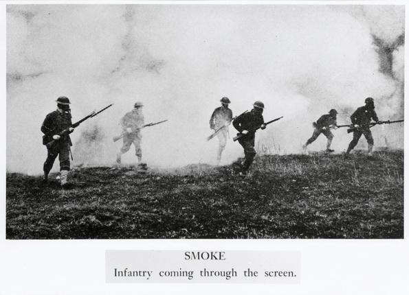Газовая атака. Солдаты, выходящие из дыма. 1915-1918