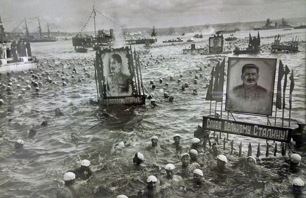 Александр Устинов. Массовый заплыв в честь Дня военно-морского флота. Севастополь, 24 июня 1949